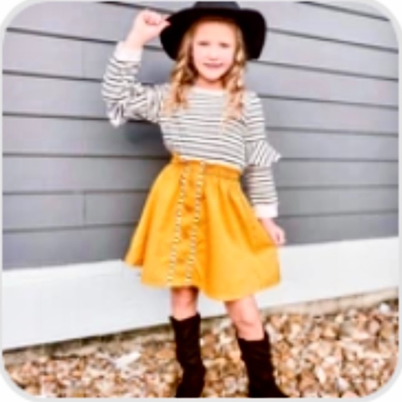 Other - Set of 2 pieces mustard skirt and long-sleeved top, very cool✨